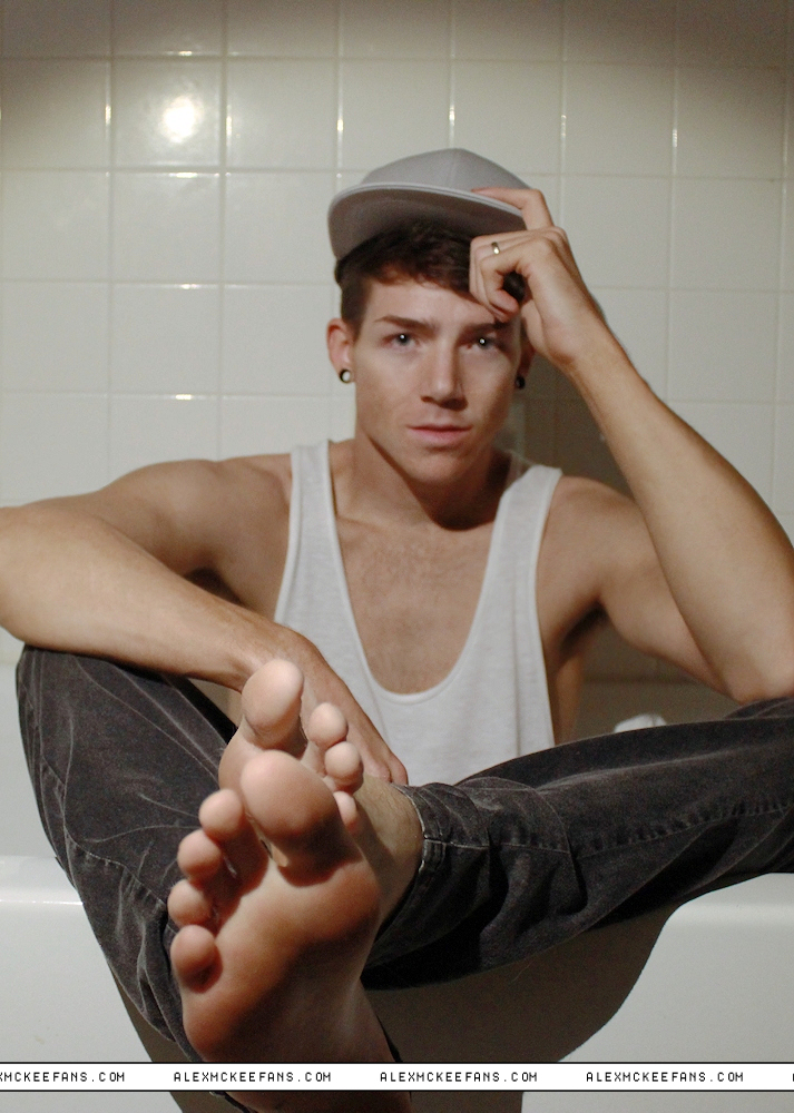 Keywords: Alex McKee;feet;2014;emo;scene;emo aesthetic